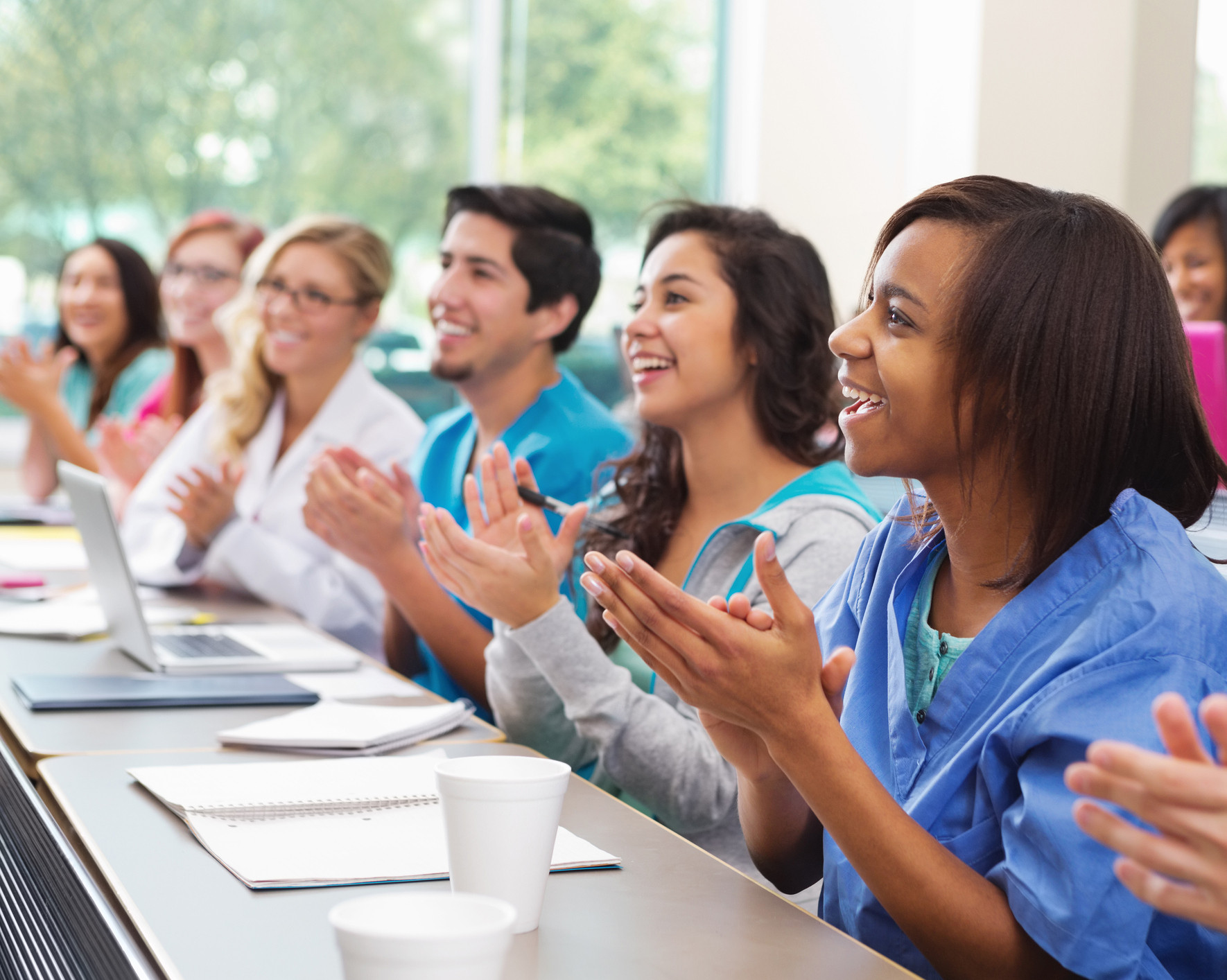 Gruppe von Studierenden, die während eines Referats applaudieren